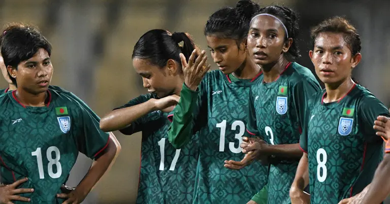 বাংলাদেশ নারী ফুটবল দলের একাংশ